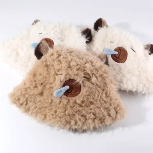 Kollektion der drei Farben des Capybara Fischerhuts aus Kunstfell mit schlafendem Capybara-Gesicht, blauer 3D-Schlafblase und braunen Ohren: Braun, Weiß und Beige