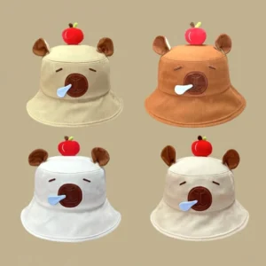 Stapel aus vier Capybara Fischerhüten in allen vier Farben aus Canvas mit 3D-Apfel und Schlafblase