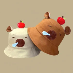 Stapel aus zwei Capybara Fischerhüten in Braun und Khaki aus Canvas mit 3D-Apfel und Schlafblase