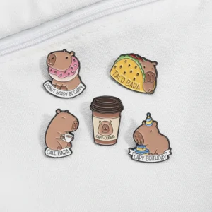 Capybara Foodie Anstecknadel Set mit fünf essens-thematisierten Emaille Pins inklusive Taco Bara, Donut Capybara, Kaffee Motive und Geburtstags Capybara