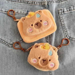 Alle drei Varianten des Capybara Portemonnaie: quadratisch, rund und mini-rucksack, mit bestickter gelber Ente und Wasserträne