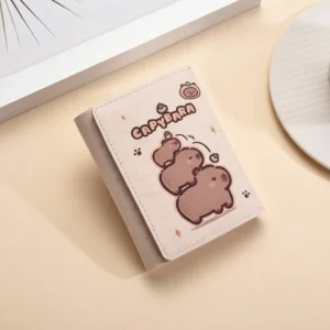 Nahaufnahme des Capy Stack Motivs der Capybara Geldbörse