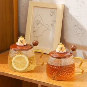 Niedliche Capybara Glas Becher mit Hammerschlag Textur und bernsteinfarbenem Griff