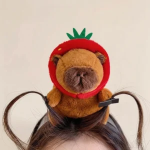Weicher Plüsch Capybara Haarreif im Design Erdbeermütze mit integrierten Haarclips