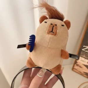 Nahaufnahme von dem stylbaren Haar des Capybara Haarreif mit Mini Kamm