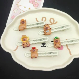 Capybara Haarspange Set: fünf weisse Wellen-Haarspangen mit 3D Capybara Charms in unterschiedlichen Outfits