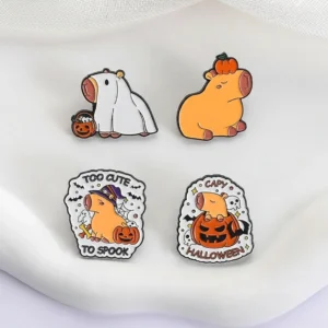 Nahaufnahme des kompletten halloween capybara pin sets mit vier verschiedenen design