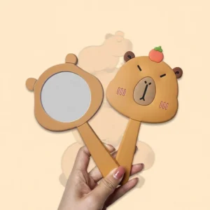 Zwei Capybara Handspiegel nebeneinander, beide Designs im Überblick