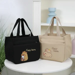 Capybara Handtasche in schwarz mit Boba-Motiv, Frontansicht
