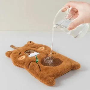 Wasser wird auf Capybara Handtuch gegossen um die hohe Saugfähigkeit zu demonstrieren
