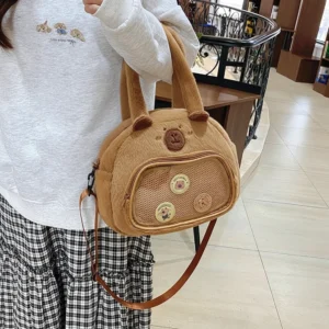 detailansicht der bestickten schnauze von der flauschigen capybara tasche