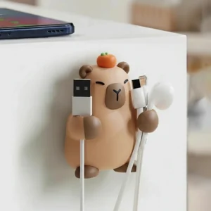 Niedlicher Capybara Kabelorganizer, klebbarer Kabelhalter ohne Bohren mit Orange auf dem Kopf