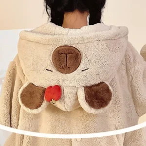 Niedlicher Capybara Pyjama mit Kapuze und 3D Apfel Detail