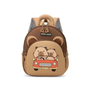 Capybara Kinderrucksack in Kakaobraun mit Motiv Capybara im gelben Auto mit Luftballons