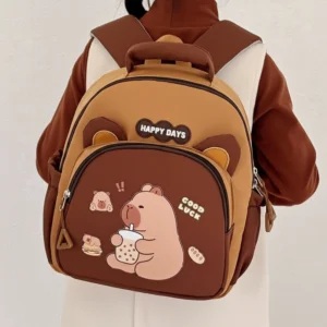 Capybara Kinderrucksack Vorderansicht mit lesendem Capybara Motiv