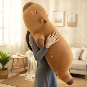 capybara kuschelkissen plush sitzend auf sofa