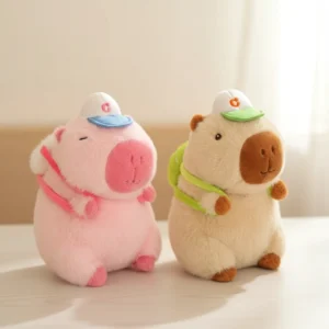 Zwei kuschelige Capybara Kuscheltiere, eines pink und eines braun, beide mit Baseballcap und kleinem Rucksack