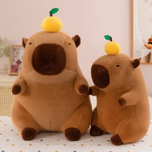 chill Capybara Kuscheltier mit Orange auf dem Kopf