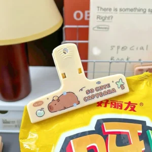 Capybara Magnetclip im Schläfer Design, Nahaufnahme