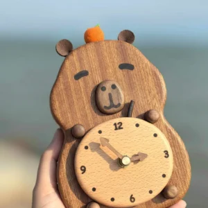 Niedliche Capybara Massivholz Tischuhr mit natürlicher Holzmaserung und magnetischer Orangendekoration