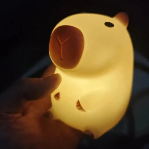 Capybara Nachtlicht als Dekoration auf Regal, warmes Ambiente Licht