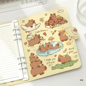 Nahaufnahme der niedlichen Capybara Szenen auf dem Einband vom Capybara Notizbuch A5