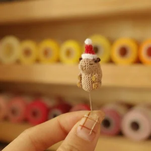 Nahaufnahme von handgemachten Capybara Ohrringe mit Orange und Weihnachtsmannmütze