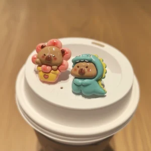 Niedliche kawaii Capybara Ohrstecker mit Honigbiene und Dinosaurier Design