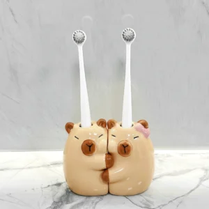 Capybara Pärchen Zahnbürstenhalter Set aus Keramik im zusammengestellten Zustand auf Waschtisch