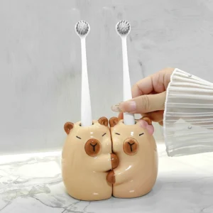 Capybara Pärchen Zahnbürstenhalter Set mit eingesteckten Zahnbürsten im Einsatz