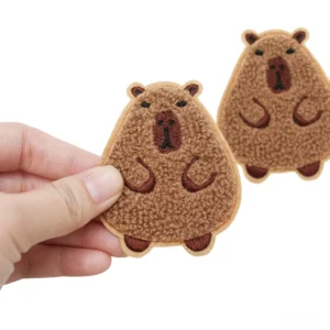 Weicher Capybara Patch mit 3D Chenille Textur auf schwarzem Stoff