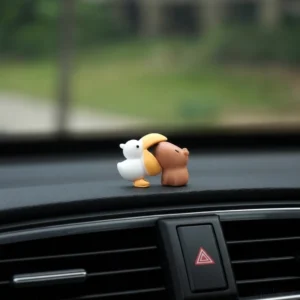 capybara figur set mit entspannter brauner capybara und weissem pelikan als dekoratives duo
