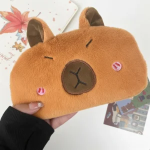 Capybara Plüsch Federtasche mit rosa Wangen, geschlossene Ansicht des süßen Capybara Mäppchen