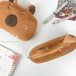 Nahaufnahme der weichen Plüsch-Oberfläche des Capybara Federtasche mit rosa Wangen