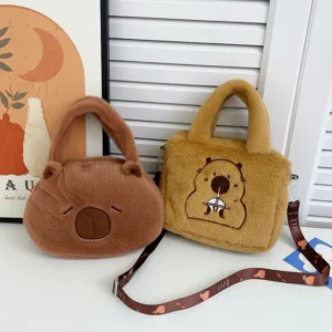 Zwei Capybara Plüsch Handtaschen nebeneinander: Dunkelbraun mit schlafendem Gesicht und goldkamelfarben mit Boba Tee Motiv