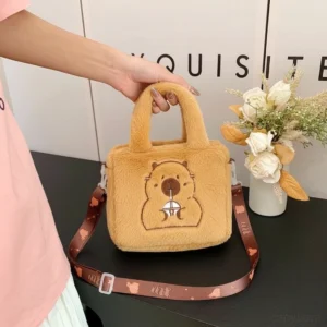 Capybara Plüsch Handtasche in der Hand gehalten, zeigt die praktische Größe für Alltagsgegenstände
