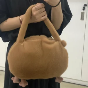 Capybara Plüsch Handtasche wird als Accessoire zu einem Winteroutfit getragen