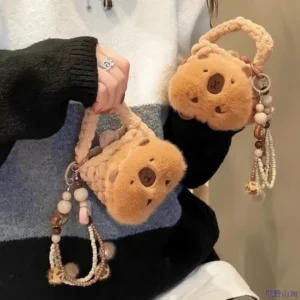 flauschige beige capybara plüsch mini handtasche portemonnaie mit weichen griffen, gehalten von einem model