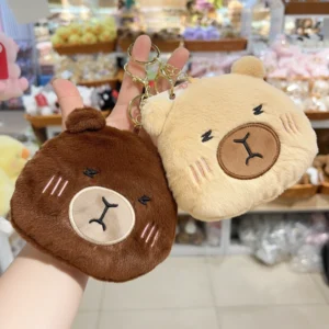 zwei capybara pluesch portemonnaie schluesselanhaenger in cocoa braun und creamy beige mit goldenen hardware