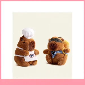 Nahaufnahme von zwei süßen Capybara Plüsch-Schlüsselanhängern, einer als Koch mit Kochhut und Schürze, der andere als Brotdieb mit Maske und Brot