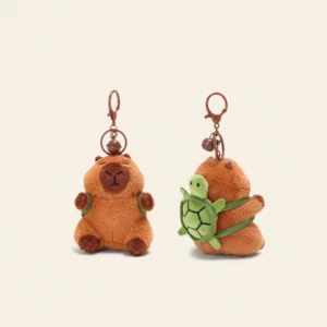 Capybara Plüsch Schlüsselanhänger mit grünem Schildkröten Rucksack, braunem Verschluss und Glocke, Vorderansicht