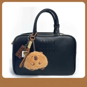 Flauschiger runder Capybara Plüsch-Schlüsselanhänger mit Mini Hobby Accessoire, 10cm groß