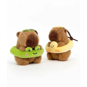 Zwei Capybara Plüsch-Schlüsselanhänger mit gelbem Ente und grünem Frosch Plüsch Schwimmreifen
