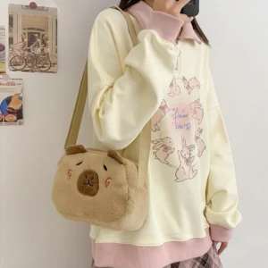 Capybara Plüsch Tasche mit Details zu den gestickten errötenden Wangen
