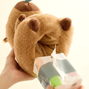 Lustige Capybara Plüsch Taschentuchbox als Deko auf Wohnzimmertisch