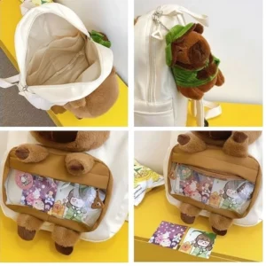 Detailansicht der transparenten Ita Bag Tasche am Capybara Plüschrucksack mit Schnullblase