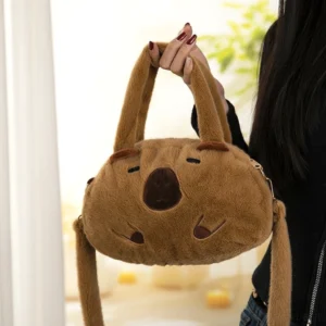 Detailansicht des Capybara Gesichts mit gestickten Augen und Schnauze auf der Plüschtasche