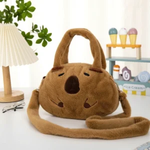 Flauschige Capybara Plüschtasche als Umhängetasche getragen