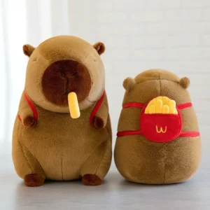 Vor- und Rückansicht des braunen Capybara Pommes Kuscheltiers mit rotem Pommes Rucksack