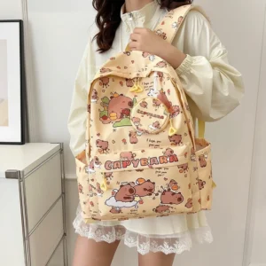 Capybara Rucksack mit All-Over Print, Detailansicht Vorderfach